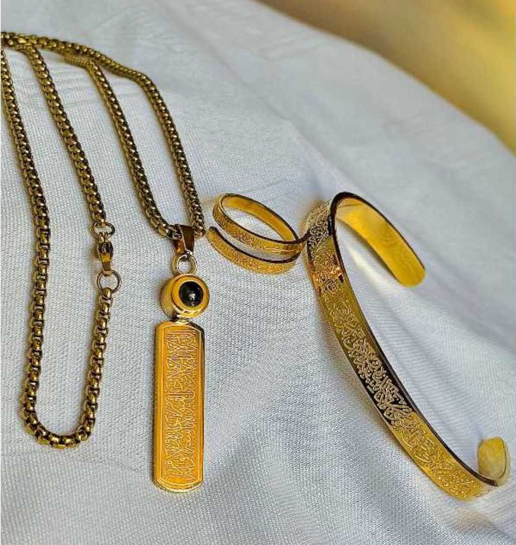 Ayatul,Kursi,Flat,Locket,+,Breslet,+,Ring,-,Golden,Rizq Store,Rizq Shop,Rizq Online,Rizq Shop,Rizq Jewelry,Ayatul Kursi Flat Locket, Ayatul Kursi Bracelet, Ayatul Kursi Ring, Golden Ayatul Kursi Set,
